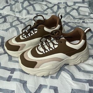 Brand new trendy brown & off-white shoes!